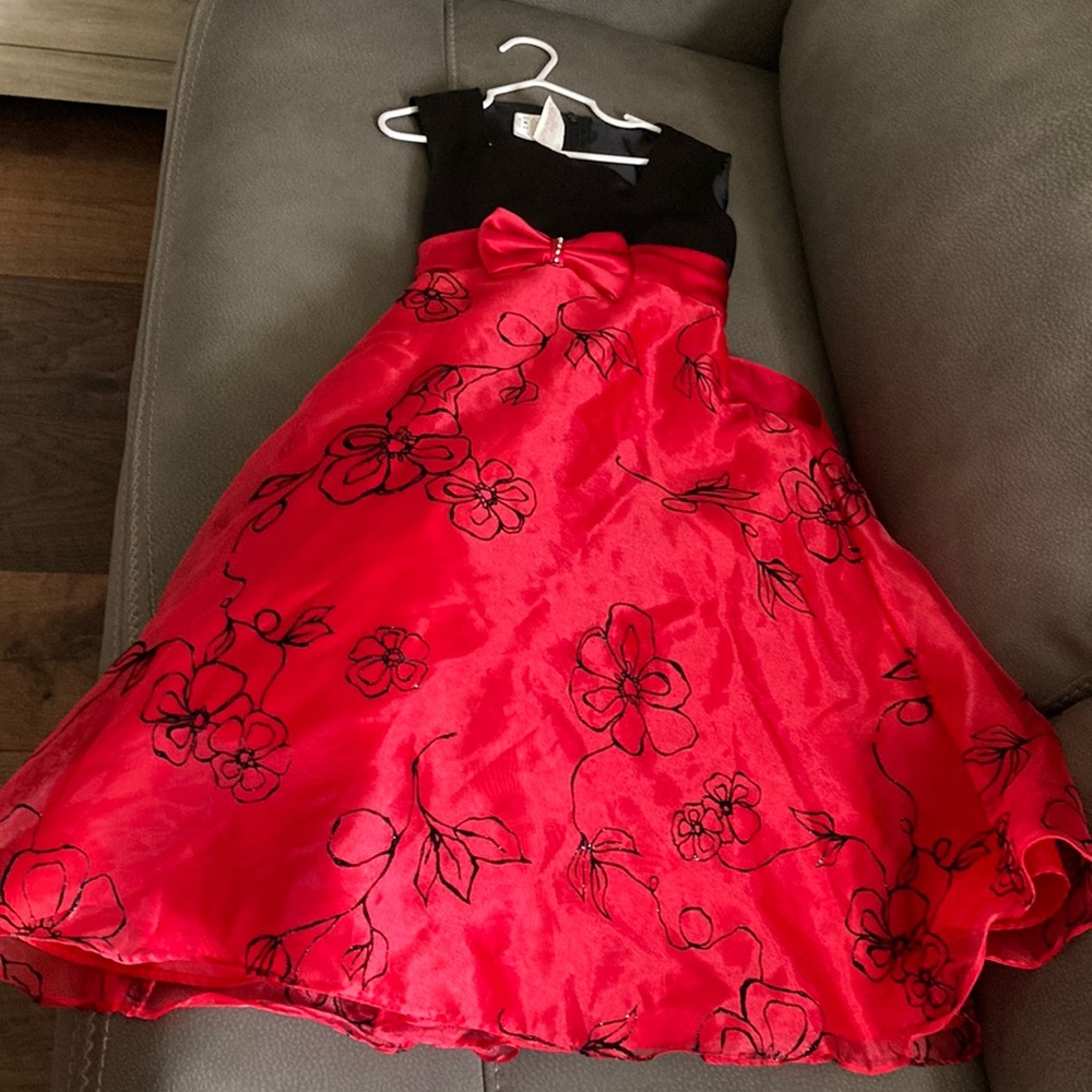 Que hermosa Red and Black Dress